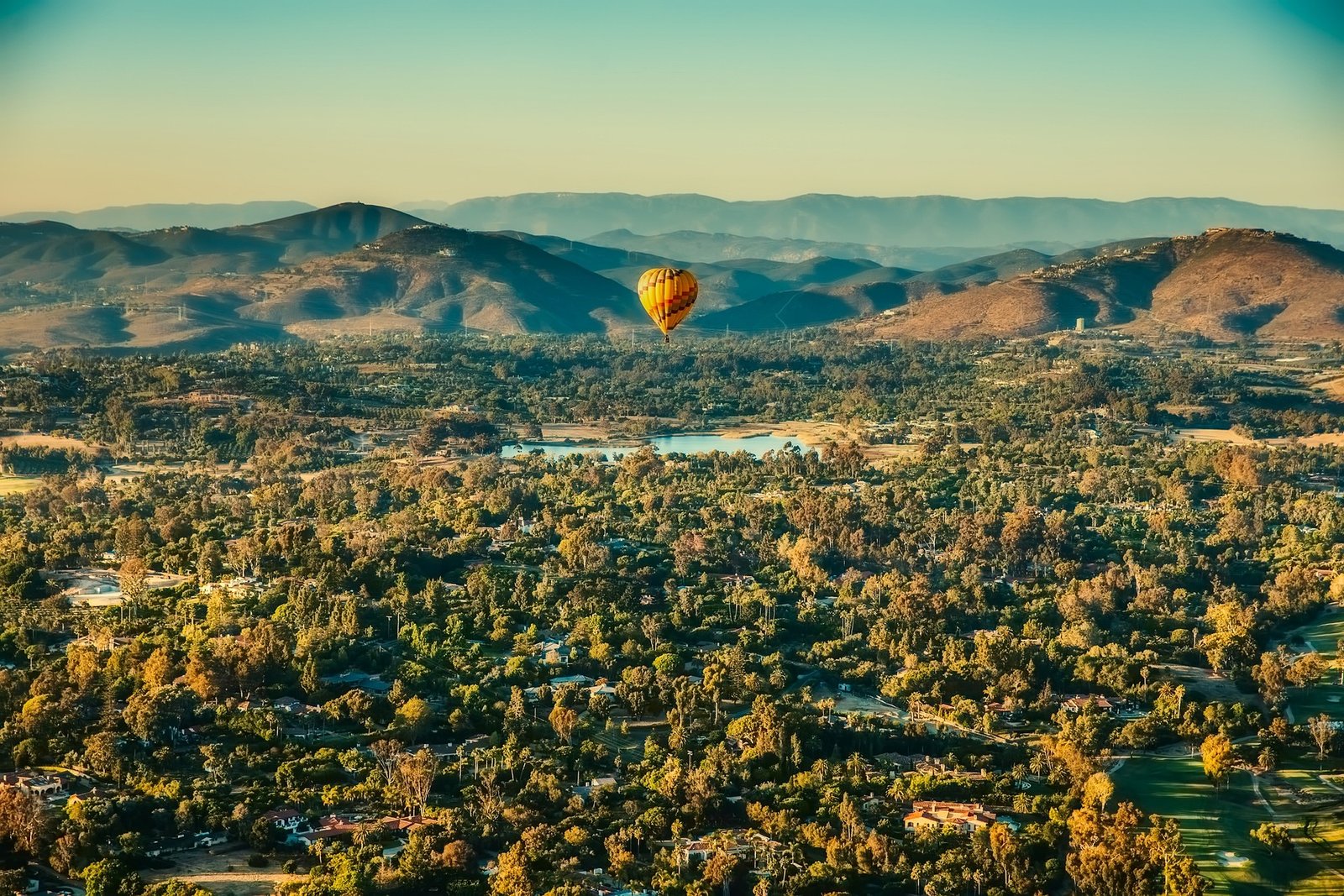 Experiencia de ecoturismo: vuelo en globo sobre la vegetación del bosque tropical.