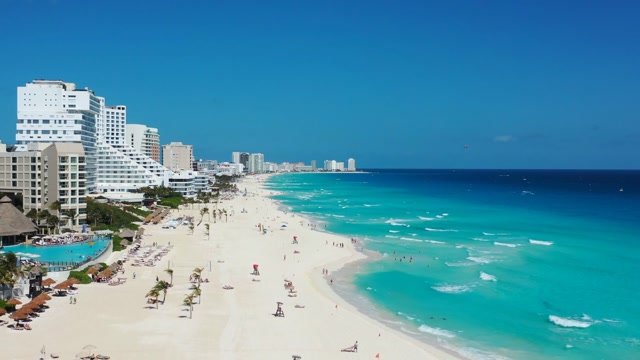 Vista aérea de la Zona Hotelera de Cancún, con resorts frente a la playa de arena blanca y el mar color turquesa