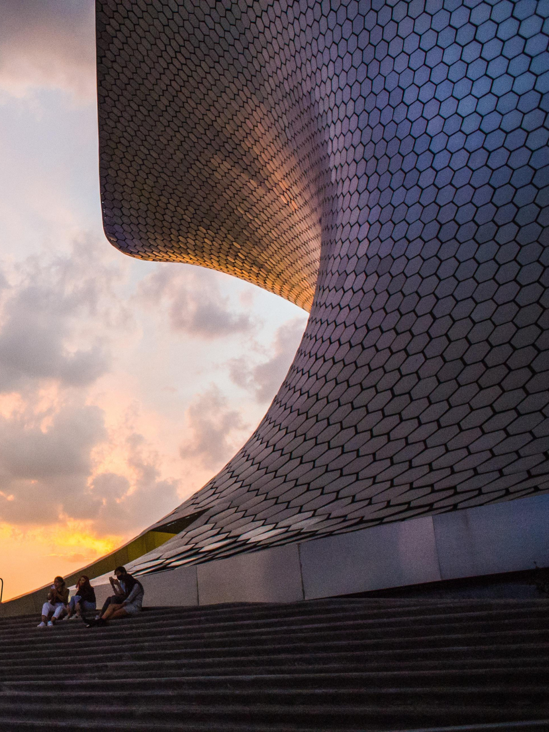Turismo cultural en México: fachada del Museo Soumaya en Polanco al atardecer.