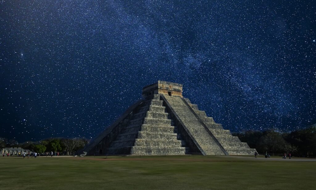 Arquitectura prehispánica de la Pirámide de la Luna en Teotihuacán durante la noche en México.