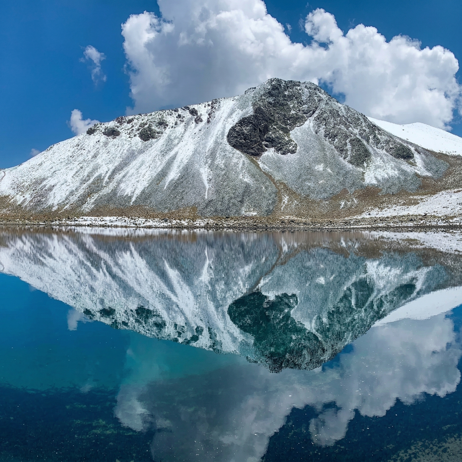 Paisaje del Nevado de Toluca ideal para hacer **senderismo en Mexico** con vista a los picos nevados.