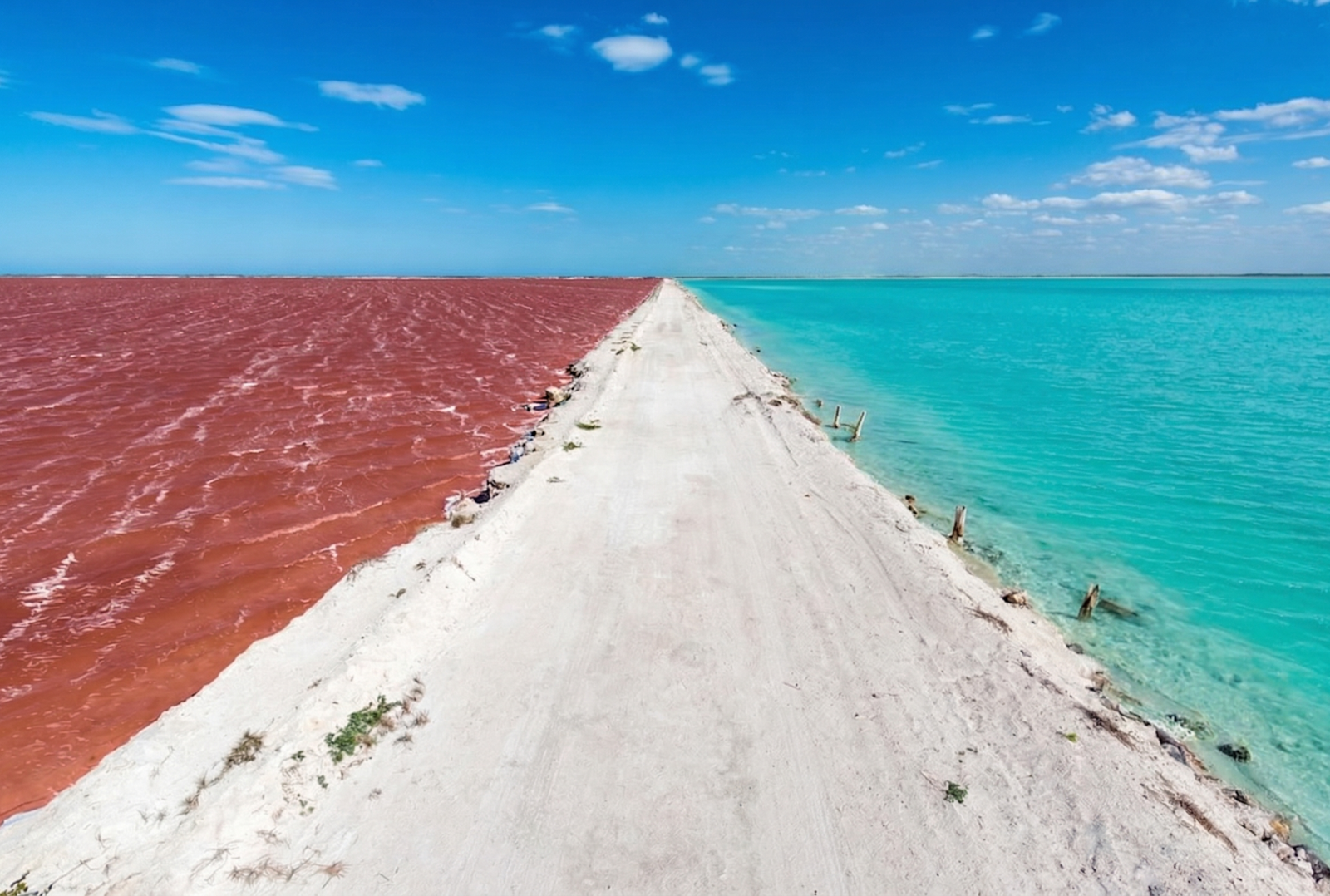 Las Coloradas México cerca de Mérida Yucatán, fotos de playa rosa y playa color turquesa con personas a la orilla sobre la arena.