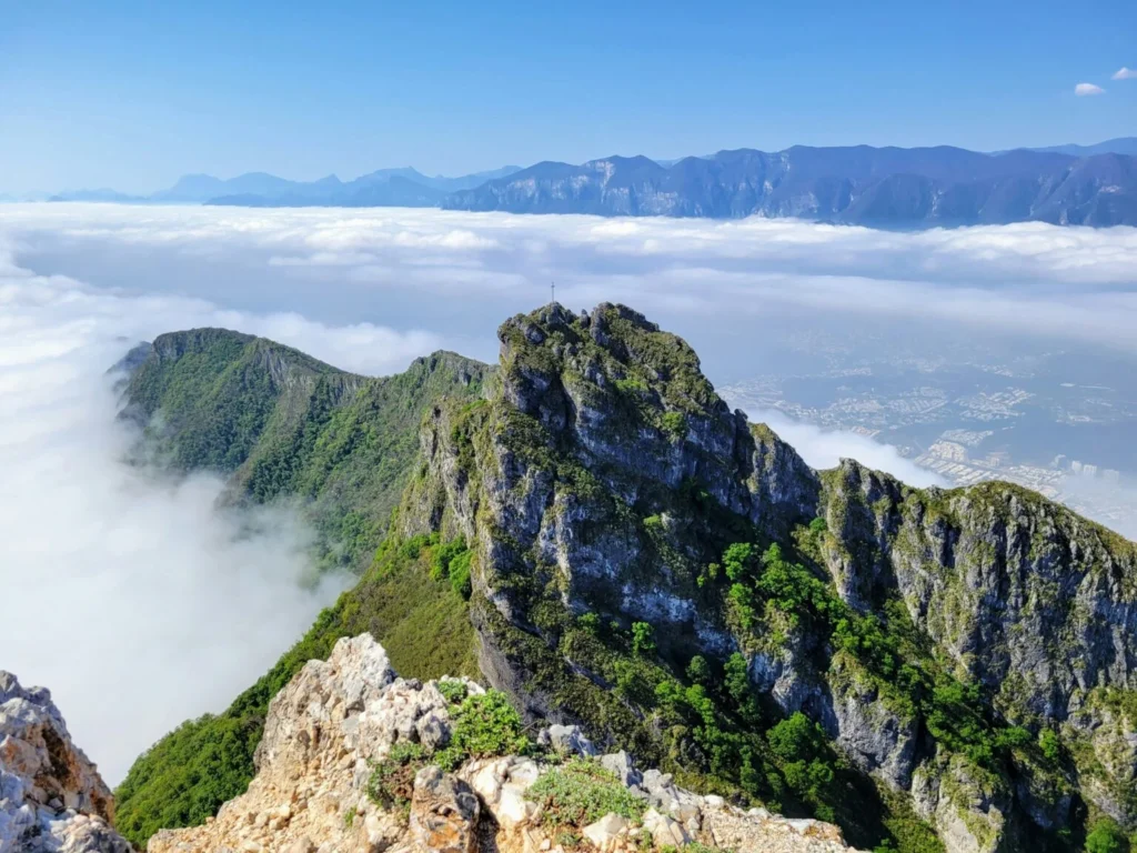 Vista del imponente Cerro de la Silla en Monterrey con atracciones de aventura cautivadoras, destacando la silueta montañosa sobre el horizonte urbano, paraíso para el senderismo en México.