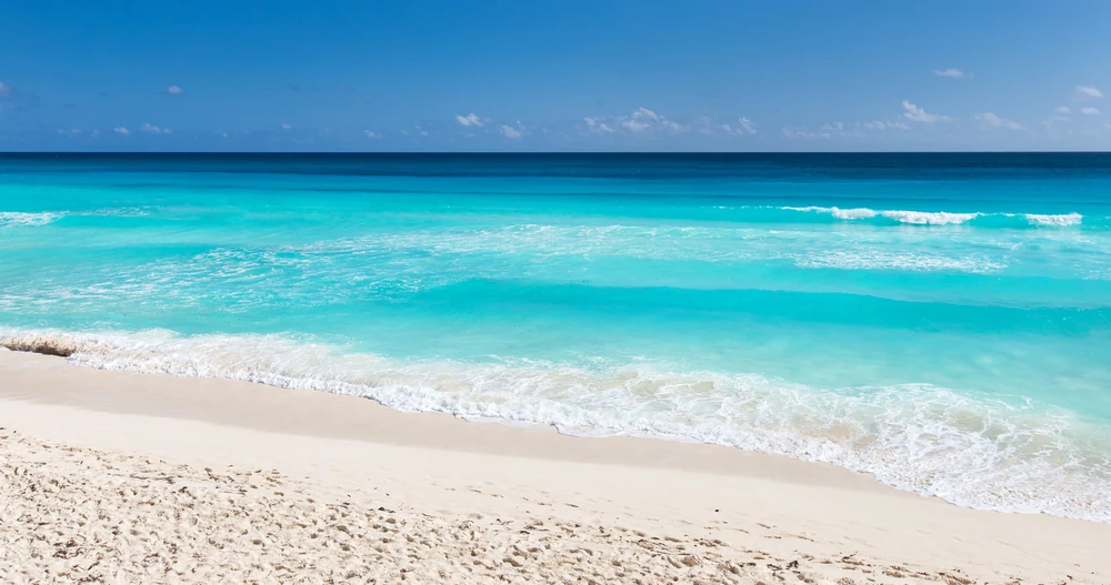 Aguas cristalinas y arena fina Playa Ballenas en la Zona Hotelera de Cancún