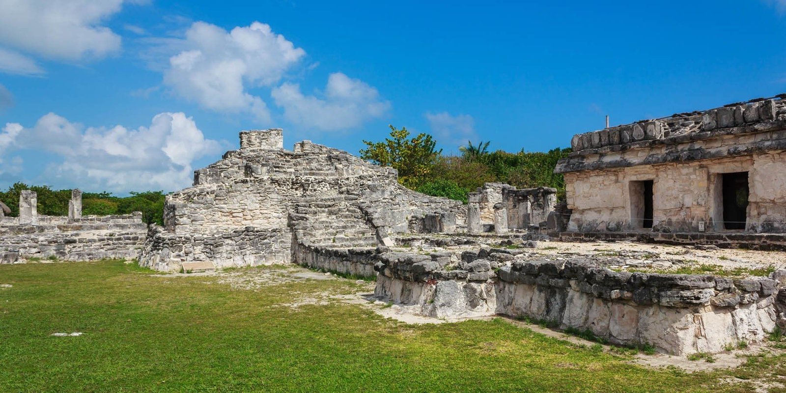 Vista de Ruinas mayas El Rey en la Zona Hotelera de Cancún rodeado de naturaleza