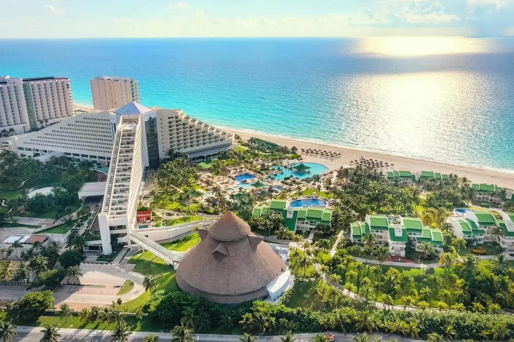 playa privada en el Caribe mexicano, en zona hotelera Iberostar Cancún con albercas y jardines tropicales