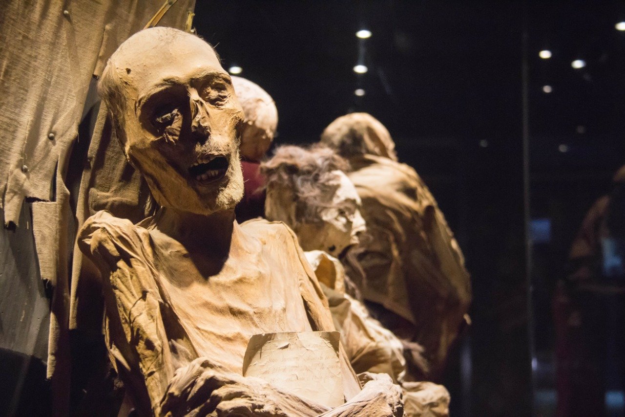 Momia dentro de exhibición del Museo de Guanajuato.