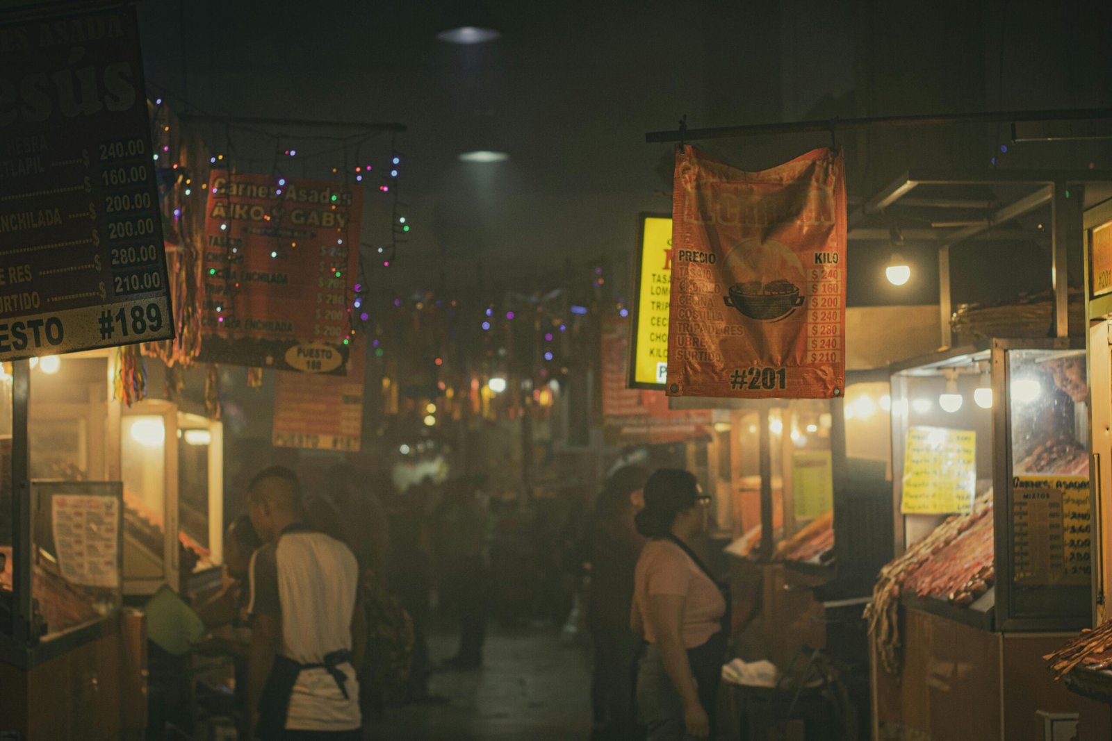 Pasillo de humo en mercado 20 de noviembre oaxaca con puestos de carne asada y comida tradicional