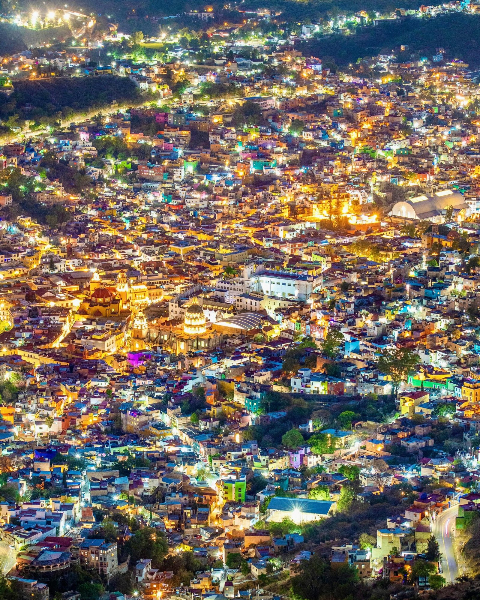 Guanajuato capital, vista aérea de sus pasillos nocturnos. La ciudad fotografiada con luces nocturnas, iluminación nocturna, ilustrando la vida de sus callejones.