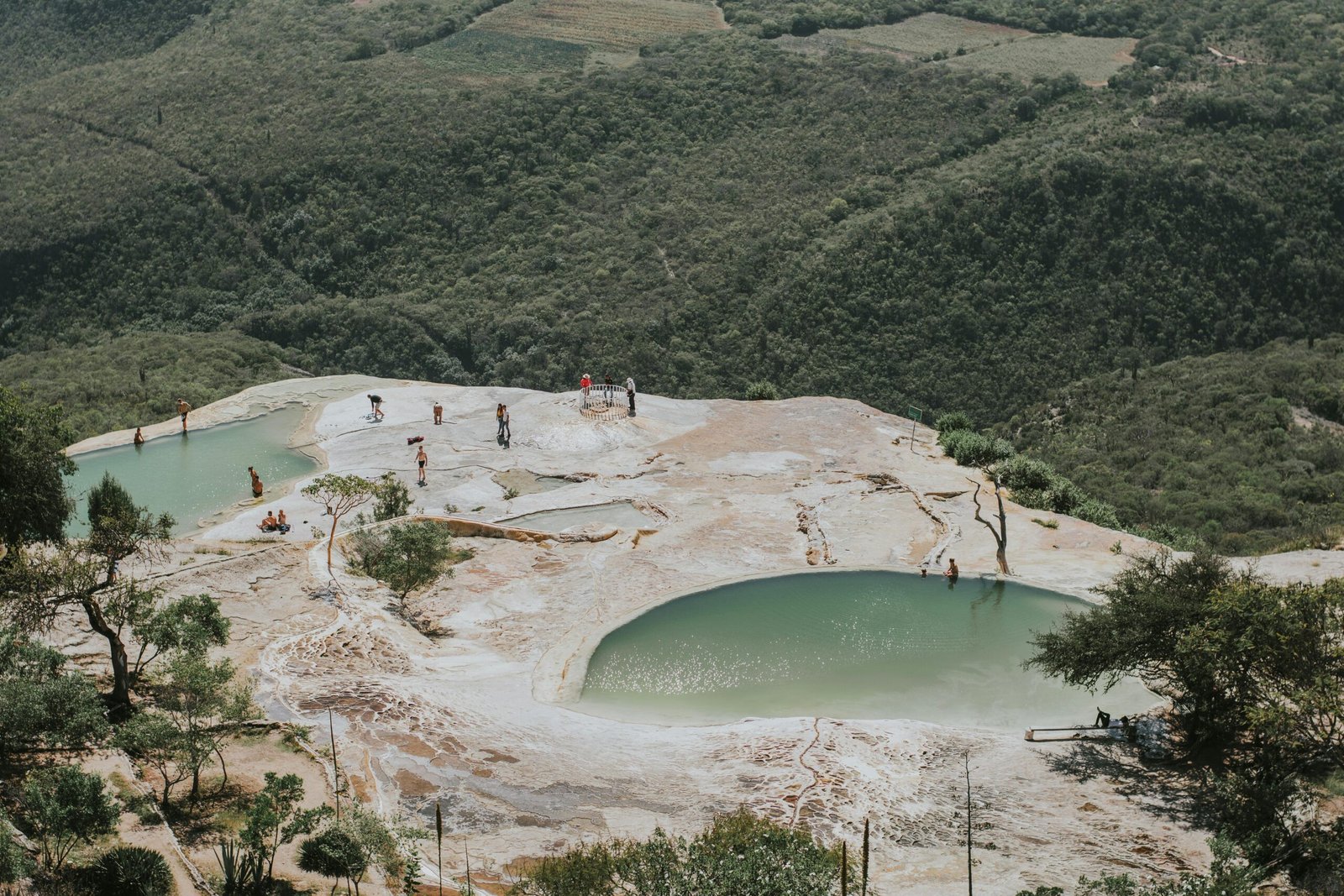 Pozas naturales de Hierve el Agua Oaxaca con vistas panóramicas hacia las montañas y formaciones rocosas