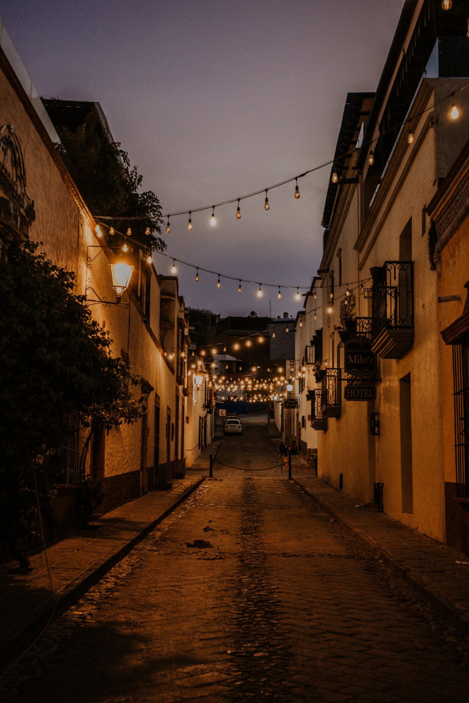 Pasillo de las calles de Guanajuato. Fotografía de Guanajuato de noche acompañado de iluminación suave y cálida.