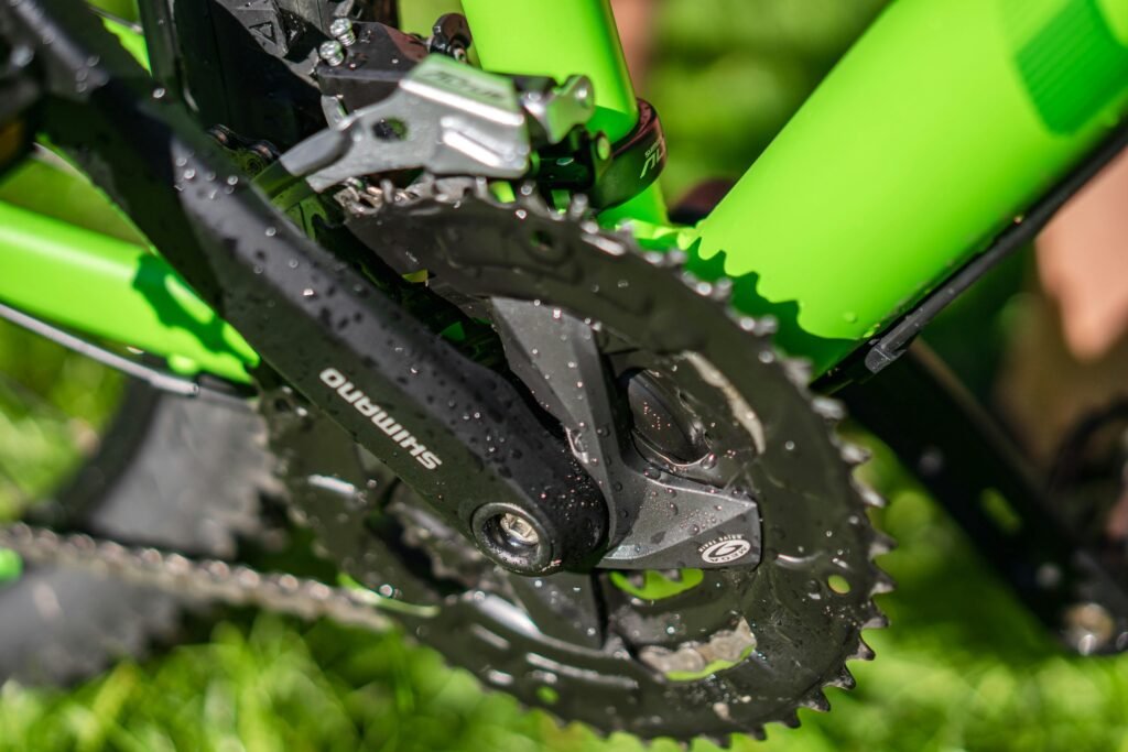 Estrella de metal de bicicleta de montaña limpia lista para su uso en el senderismo de aventura extremo en la sierra madre de Monterrey, Nuevo León.