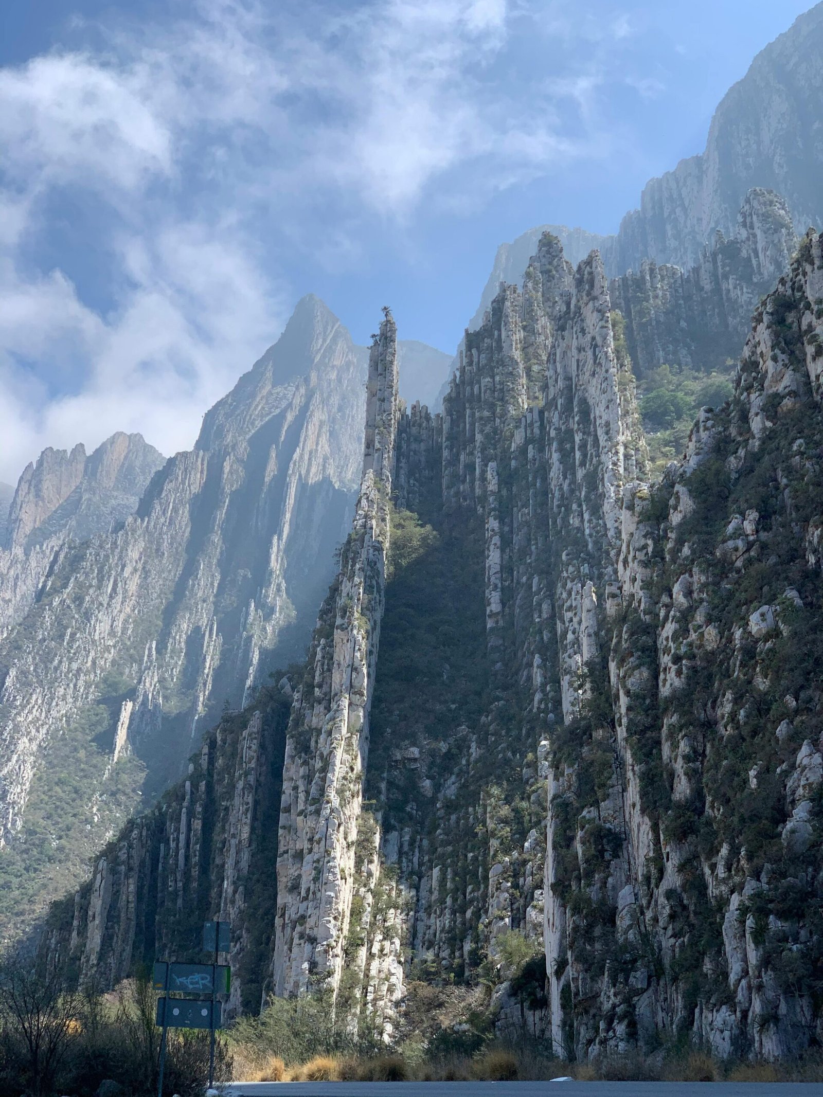 Colinas y cascadas de las grutas de García en Monterrey, Nuevo León.