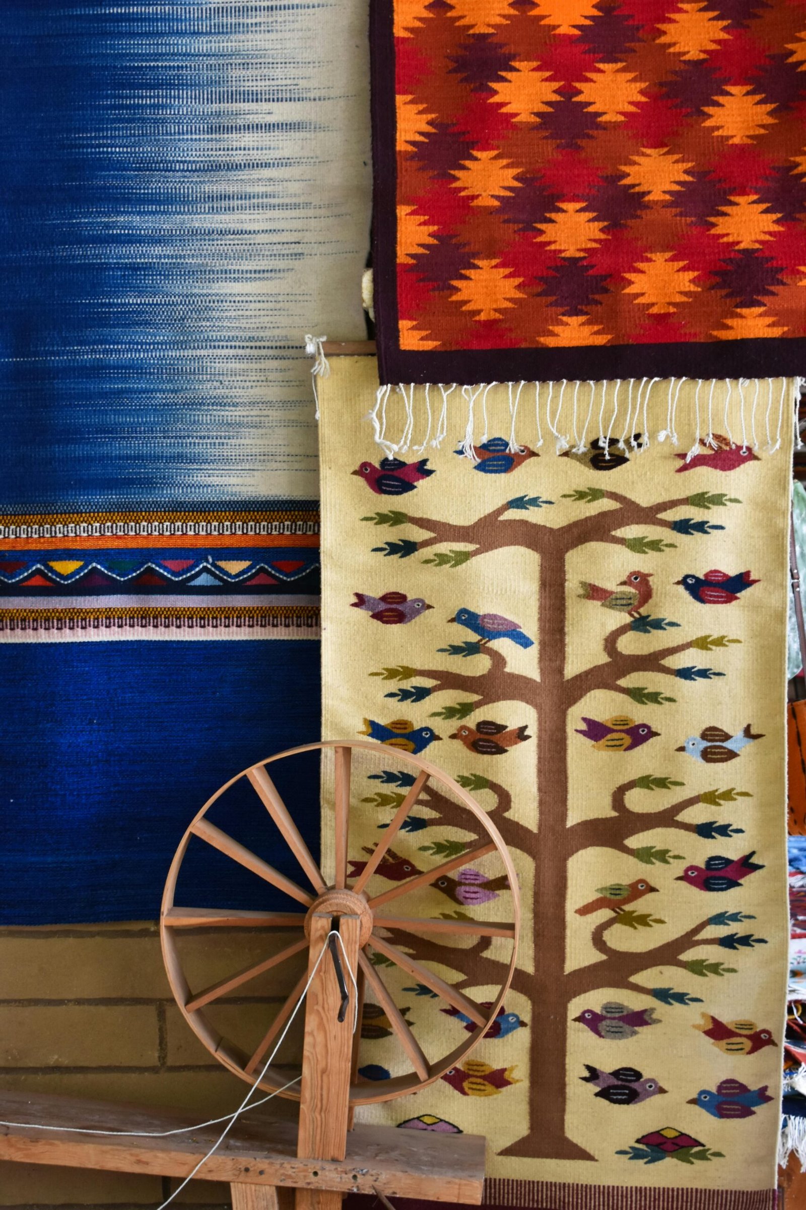 Tapetes oaxaqueños de lana tejidos a mano en telar de pedal cin diseño de árbol de la vida y aves multicolores