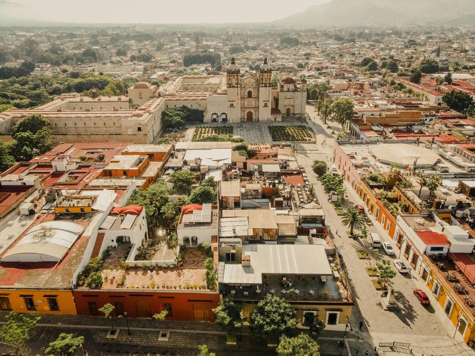 Vista aérea panóramica del Templo de Santo Domingo y el centro hitórico de la ciudad de Oaxaca, México