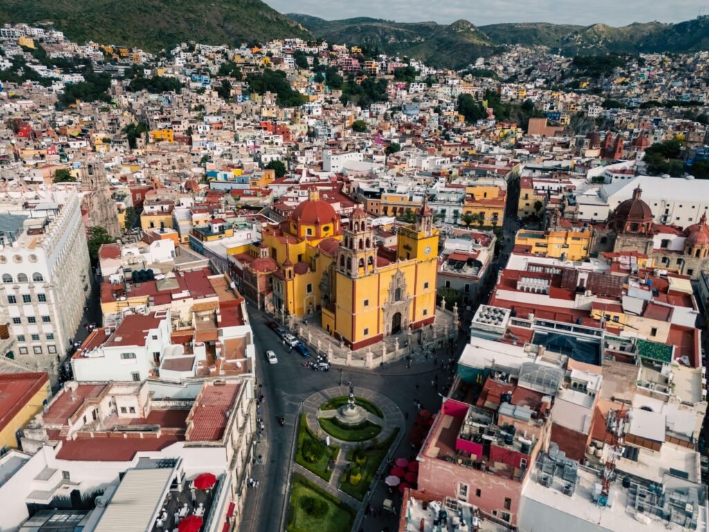 Vista aérea de Guanajuato, en un día soleado, en el área del centro de la ciudad.