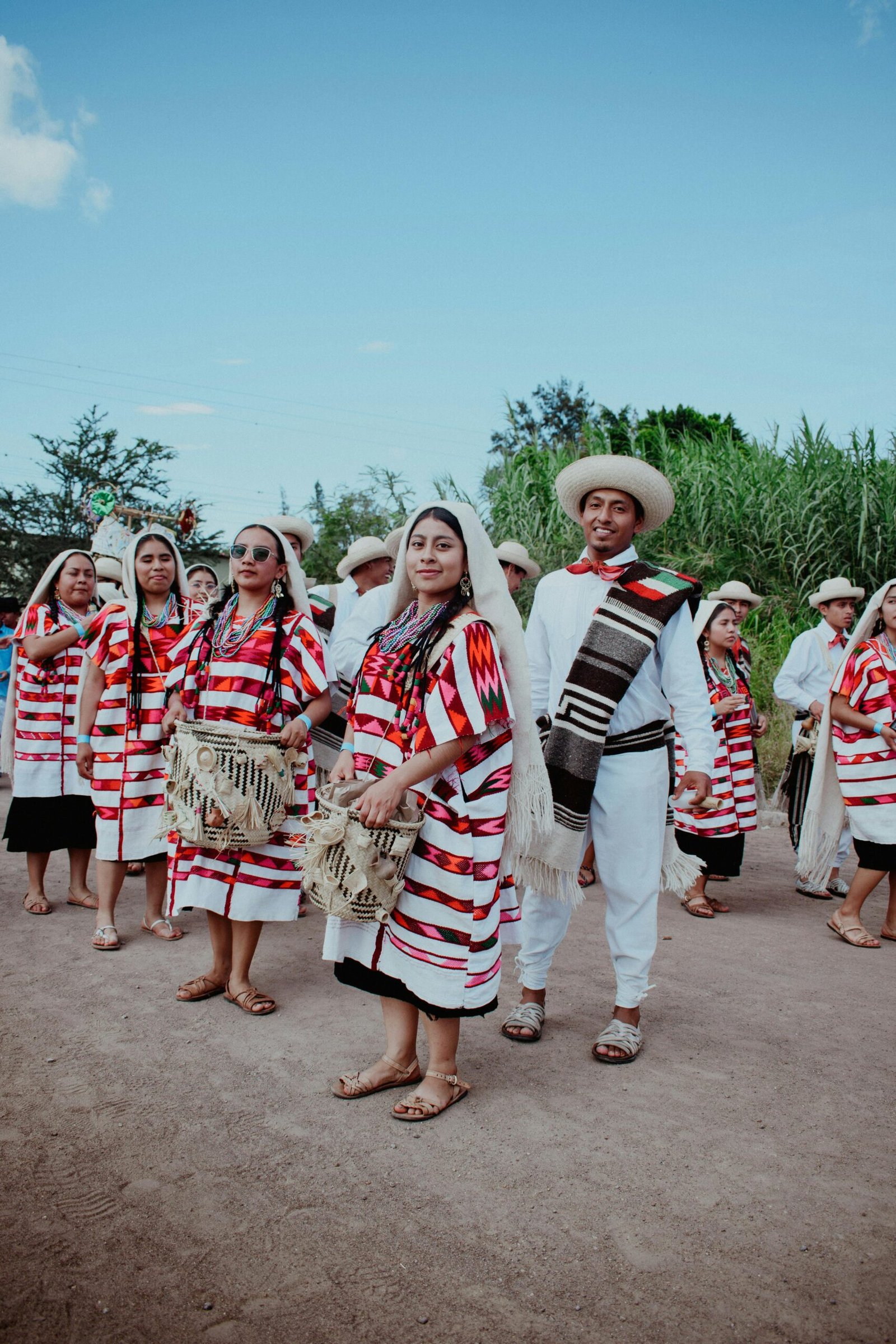 Grupo de personas con trajes típicos de la región Triqui de Oaxaca durante una celebración o festividad cultural