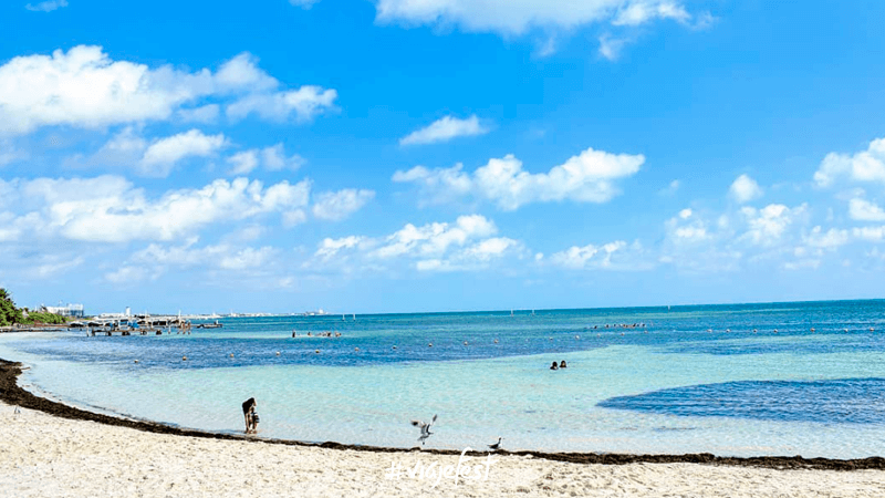 Vista de aguas cristalinas y arena blanca en Playa Las Perlas en Cancún