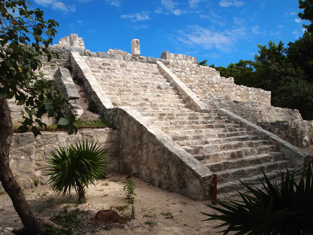 Ruina Arqueológica San Miguelito en Cancún, ecoturismo rodeado de selva tropical en la Zona Hotelera